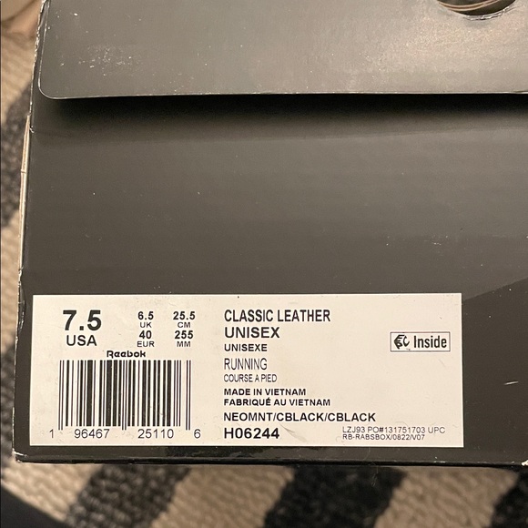 Reebok women/Men's Mint Green and Black Sneakers - Picture 2 of 2